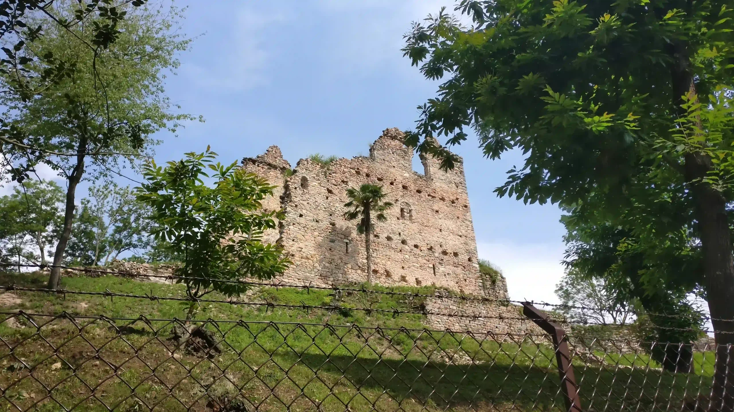 Il castello abbandonato di Cuasso al Monte