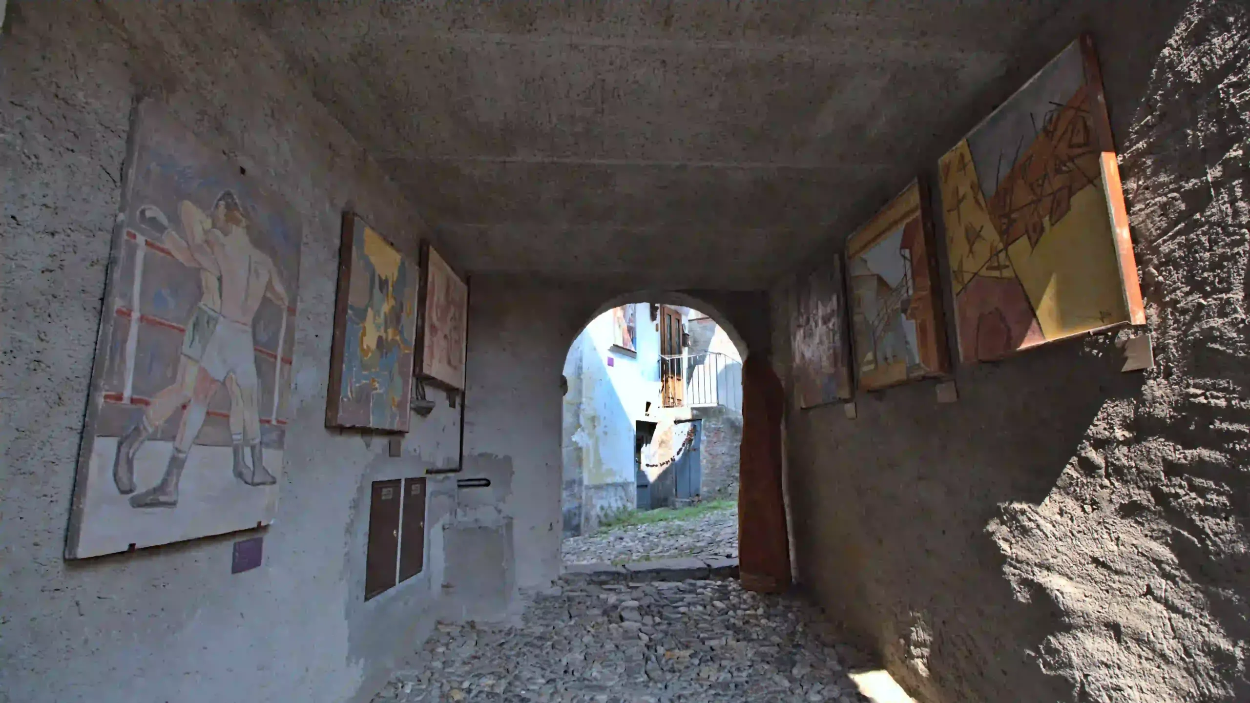 Alcuni dipinti sotto un portico