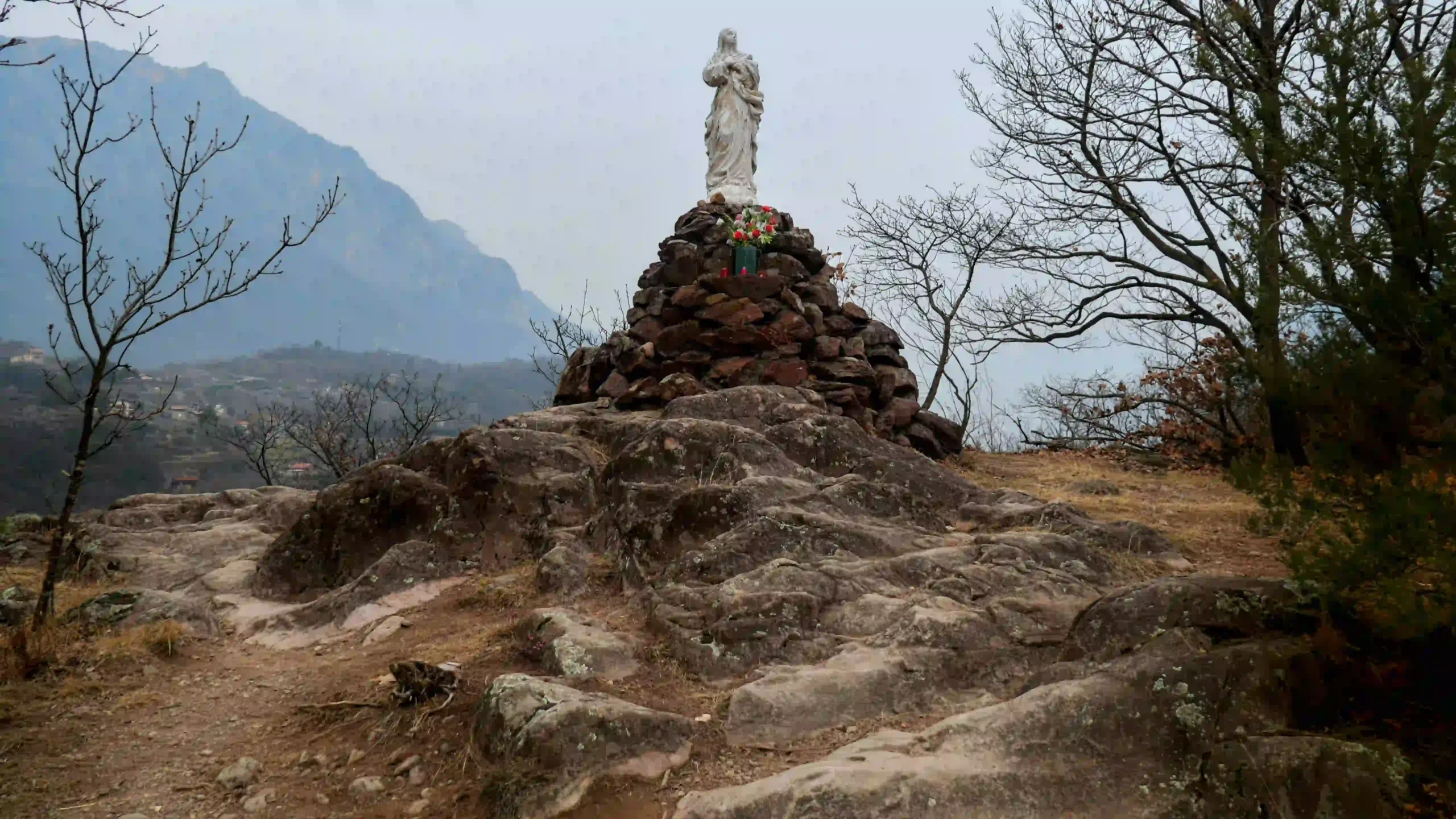 Statua della Madonna del lago