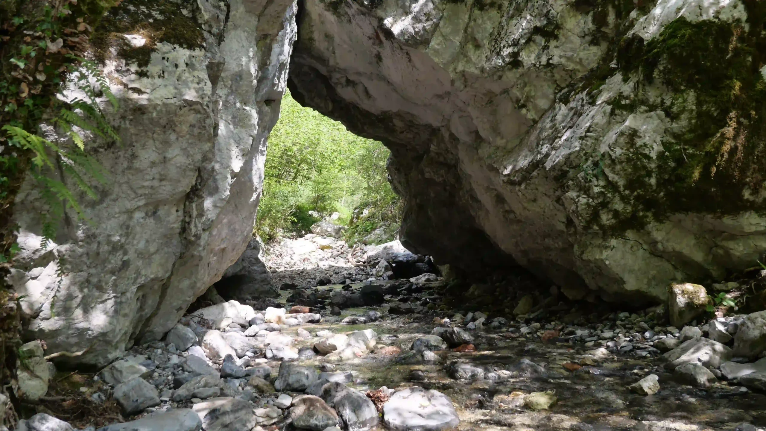 L'attraversamento sotto le rocce