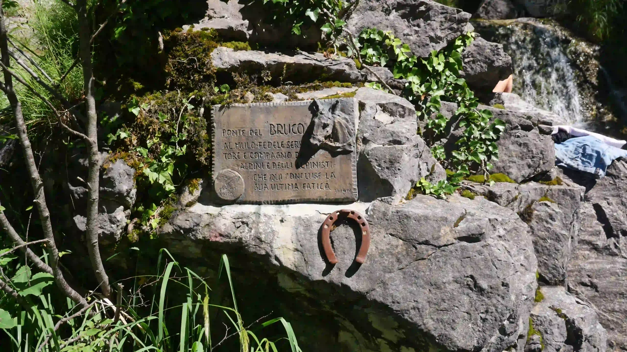 La targa del ponte del Bruco
