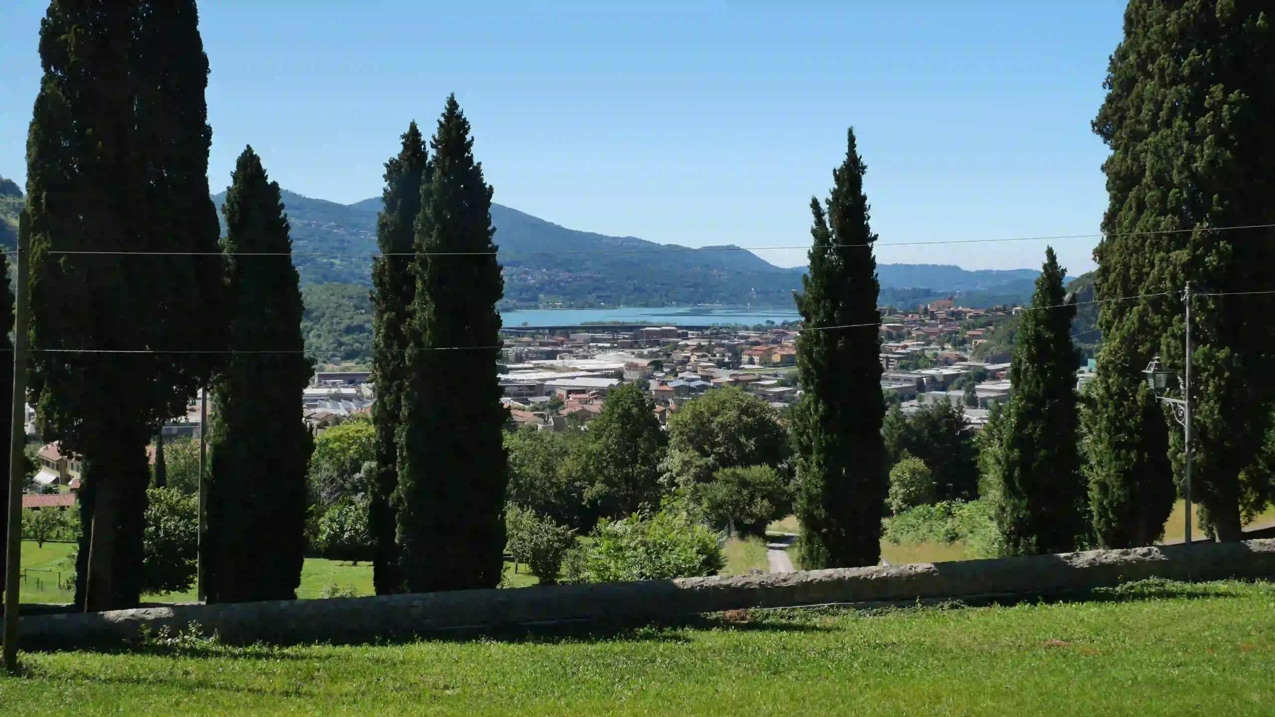 Vista sul lago di Annone