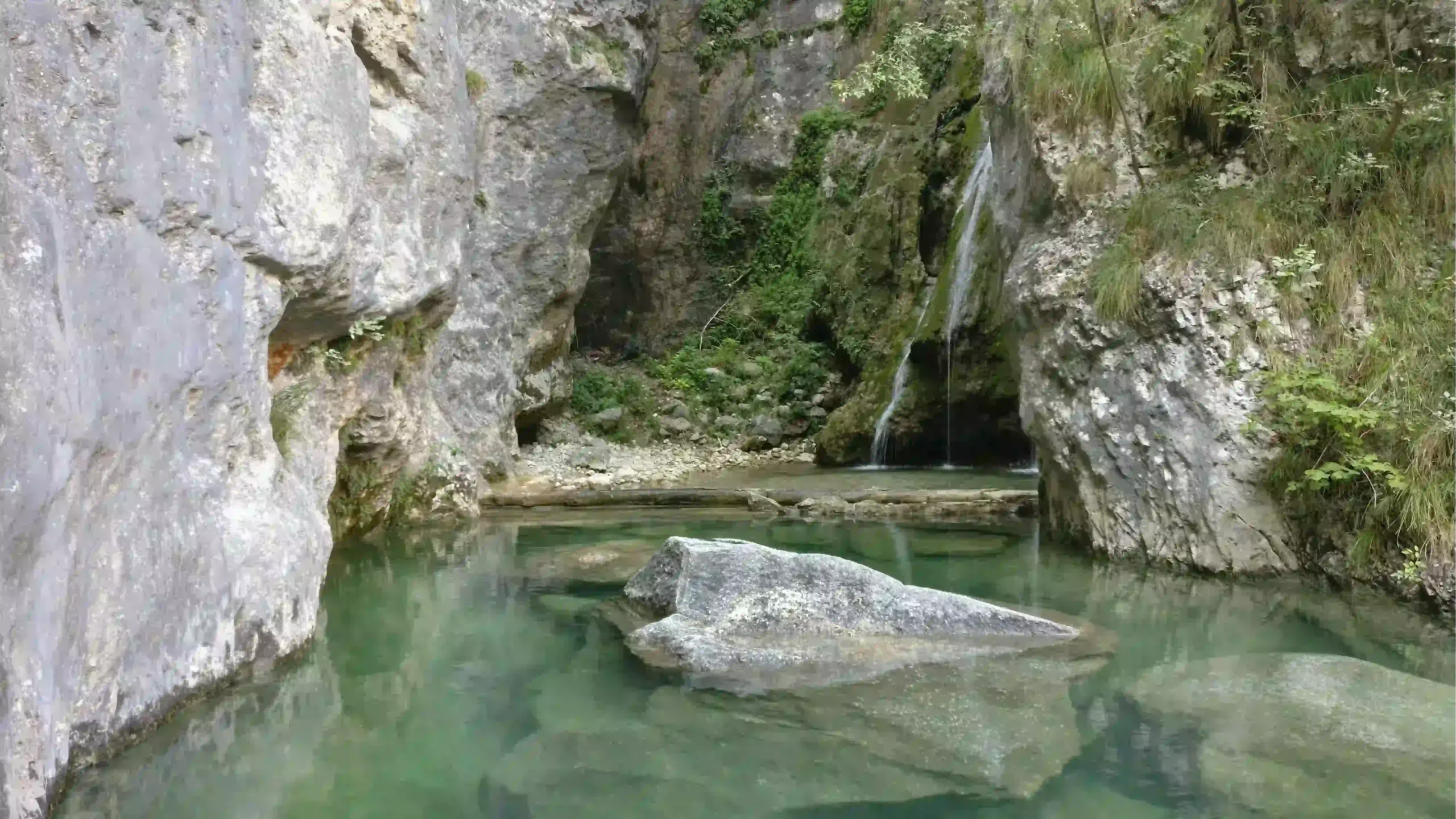 La piscina artificiale sotto la cascata nascosta