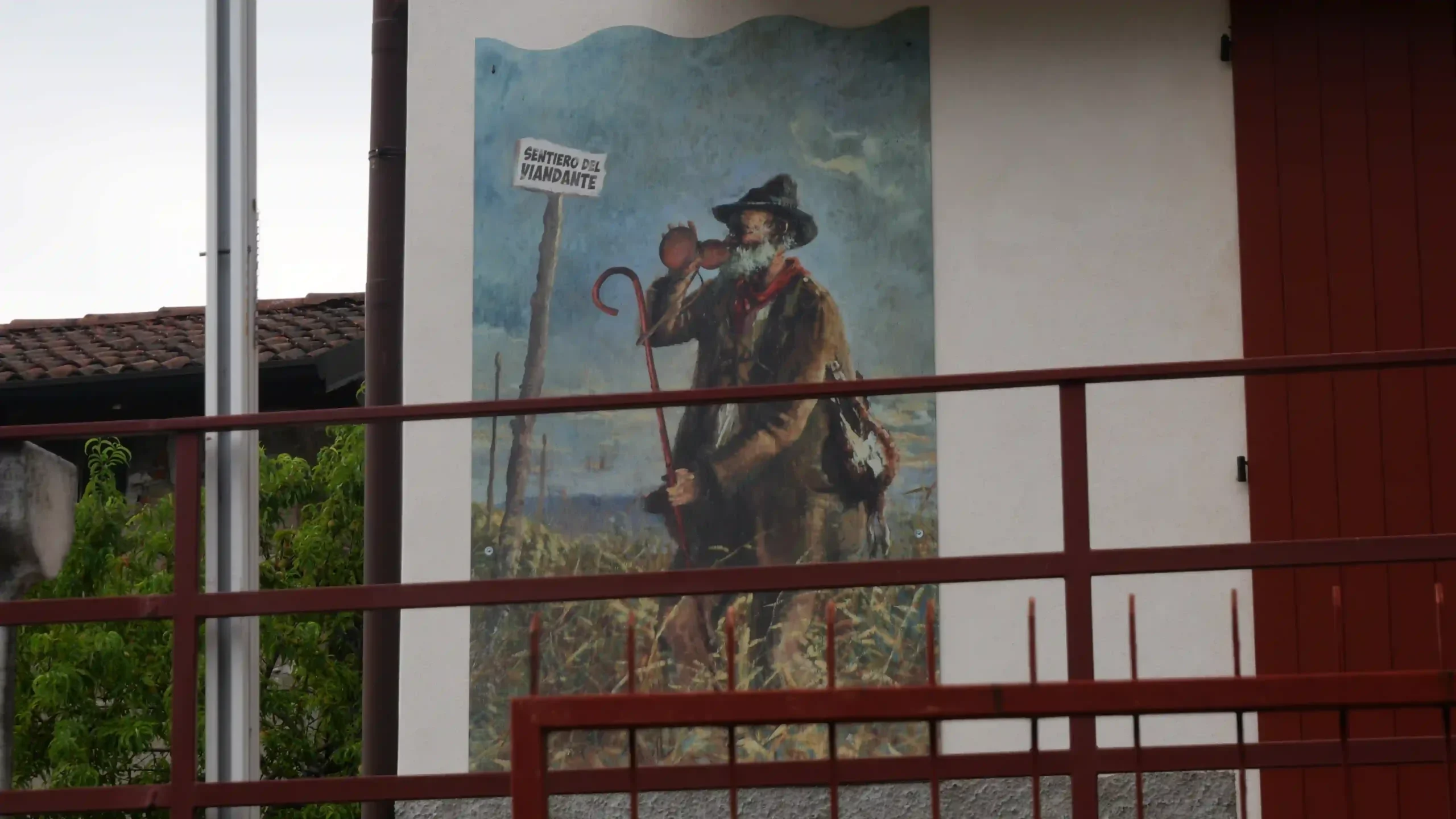 Un murales lungo il sentiero