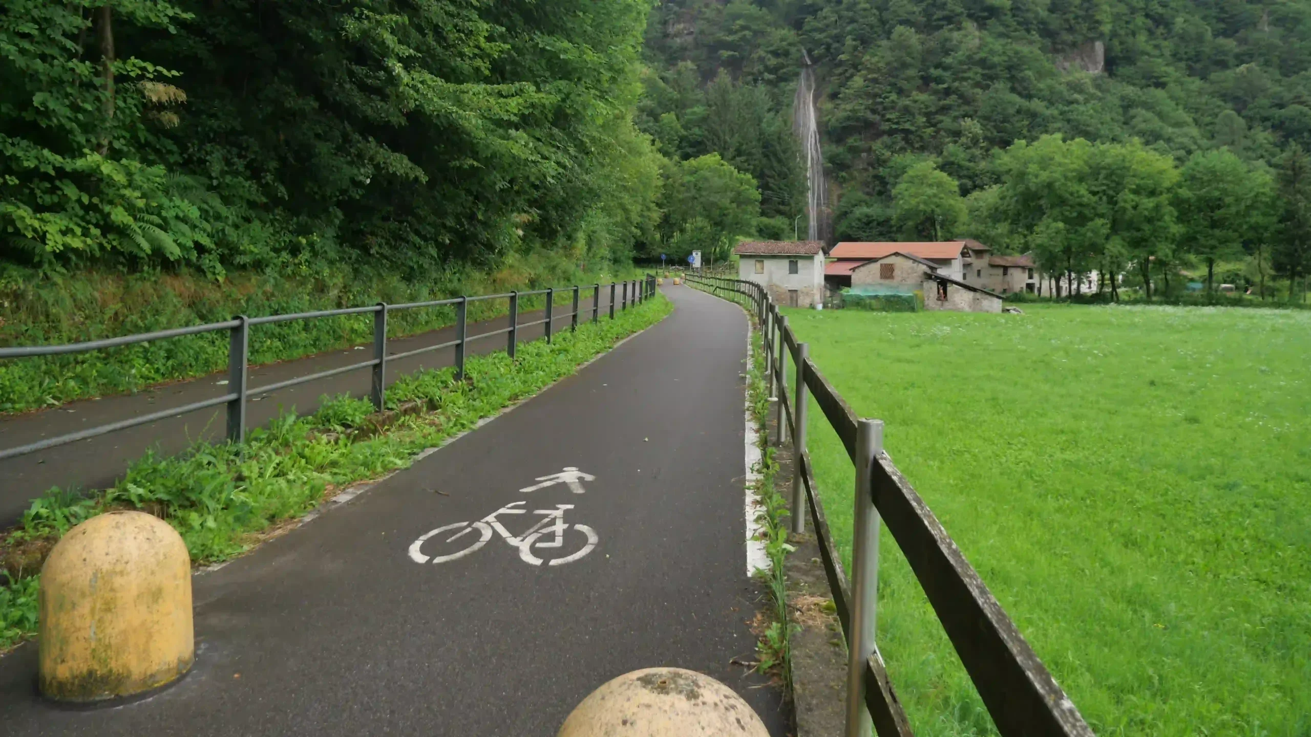 La ciclopedonale che porta alla cascata