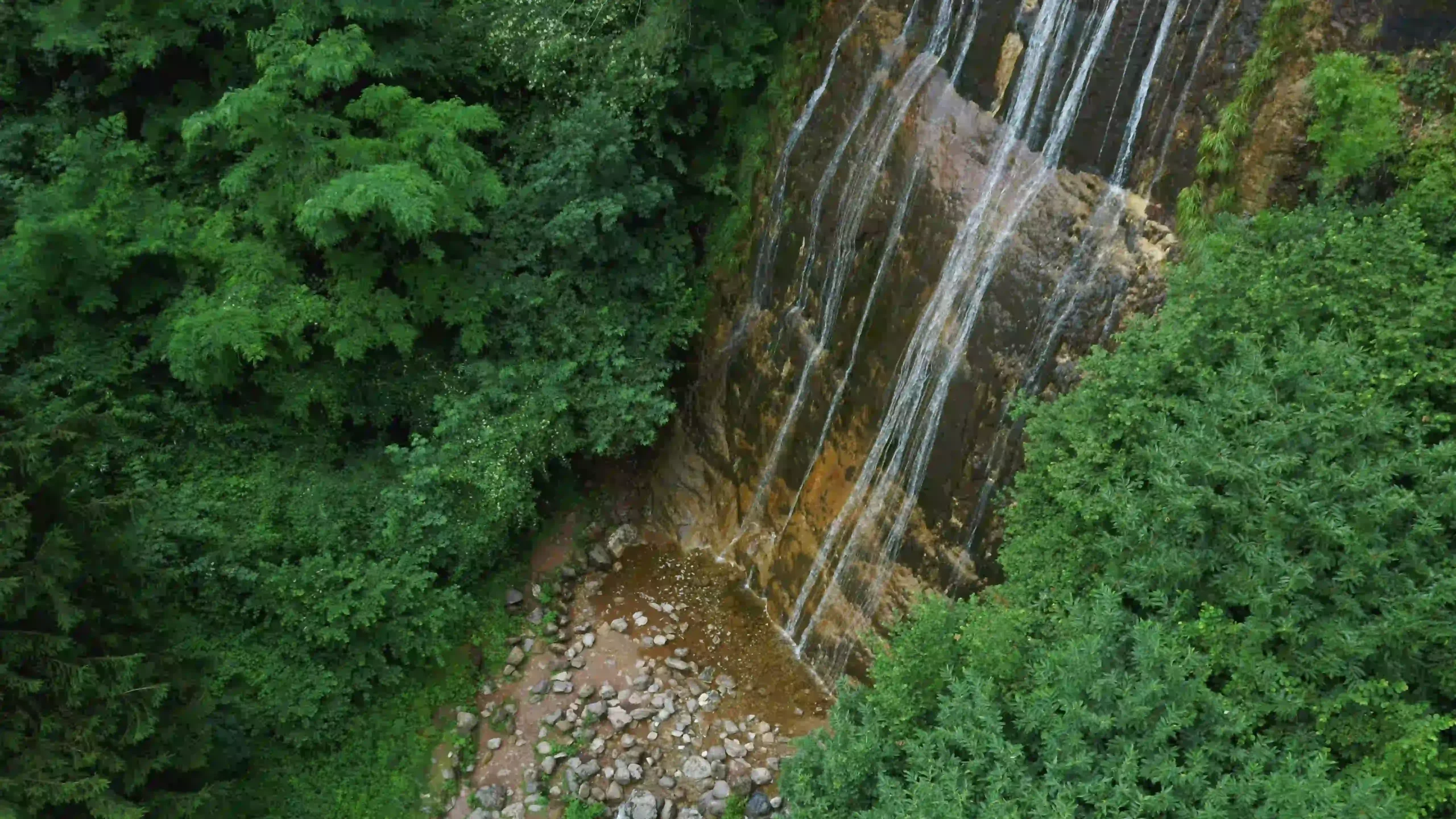 Vista dall'alto della cascata dello Sprizzottolo