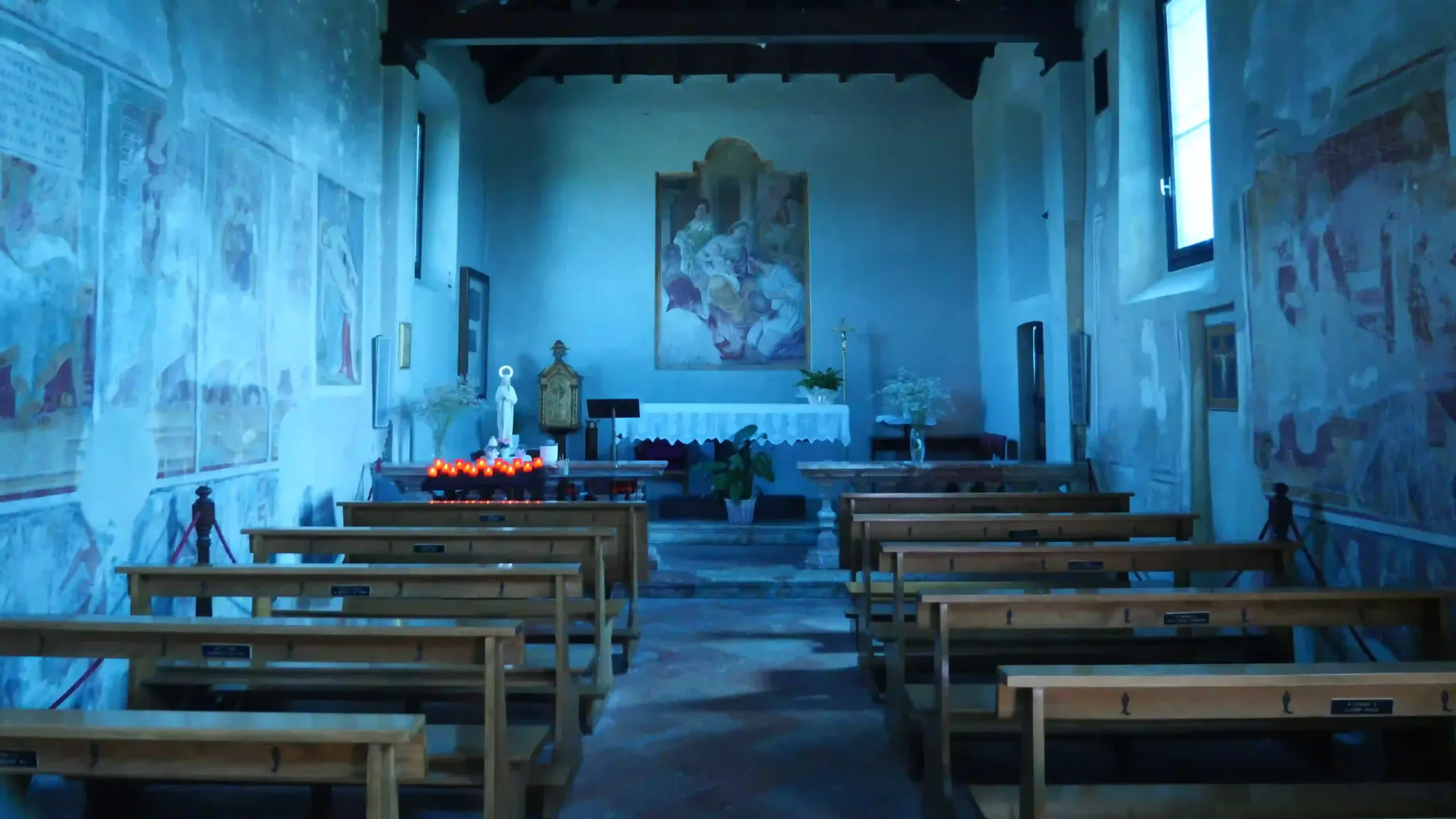 L'interno della chiesa