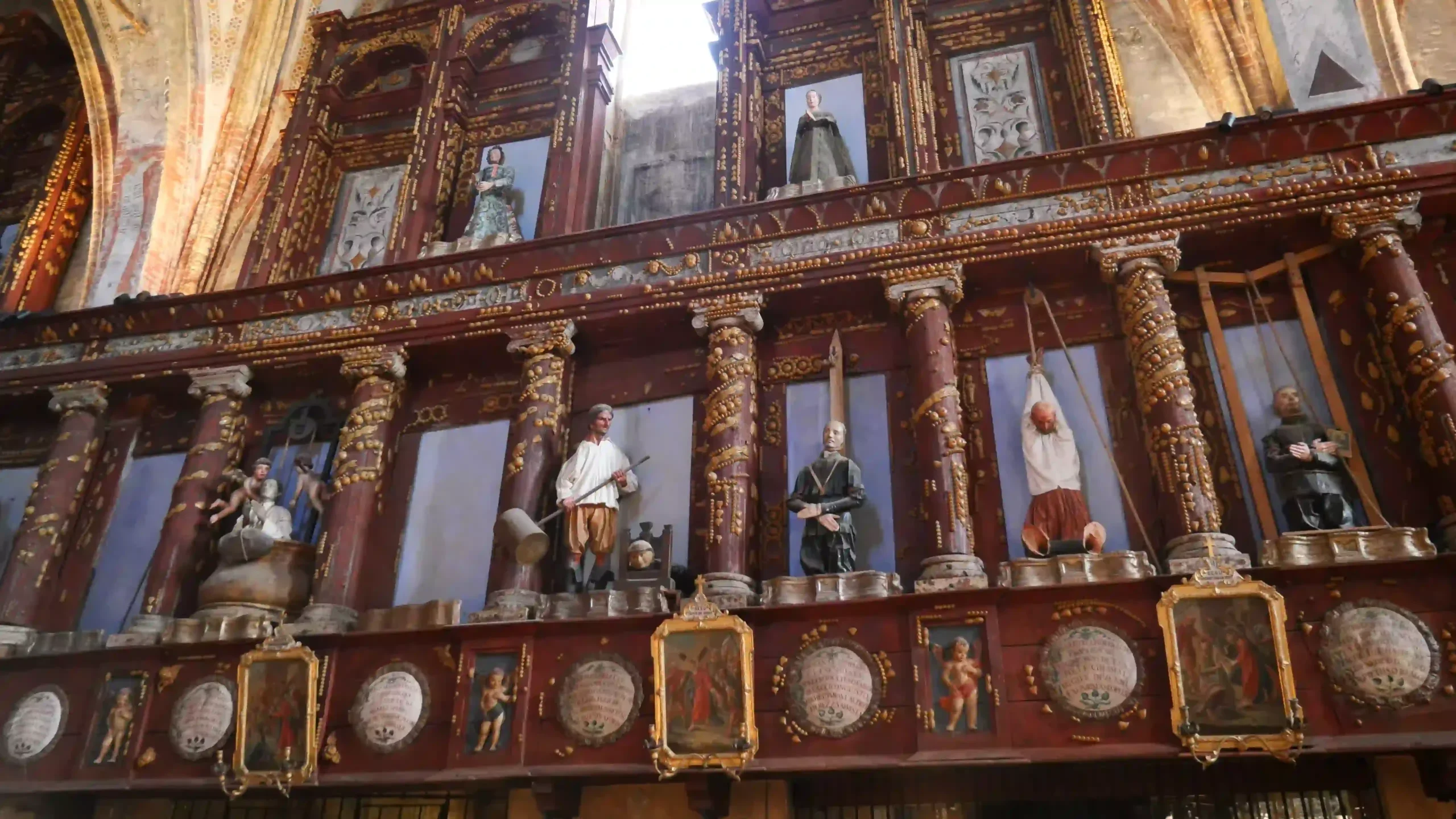 Alcuni dei manichini di cartapesta