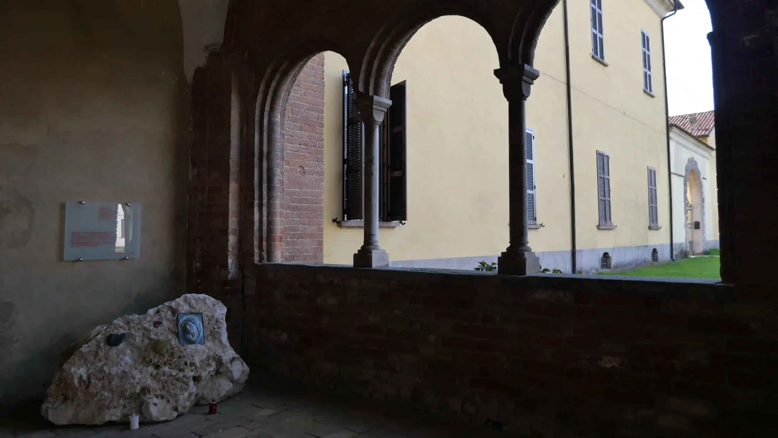 Il prònao simmetrico con colonne ed archi