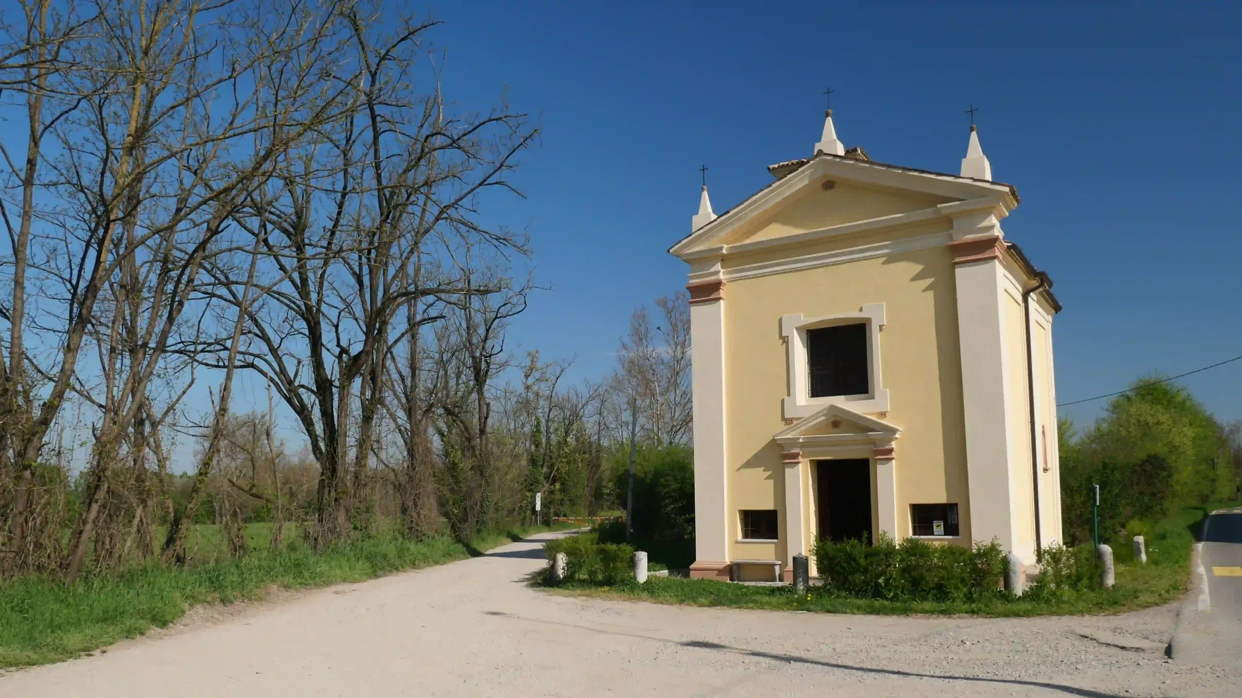 La chiesa di San Bartolomeo e l'ingresso del sentiero