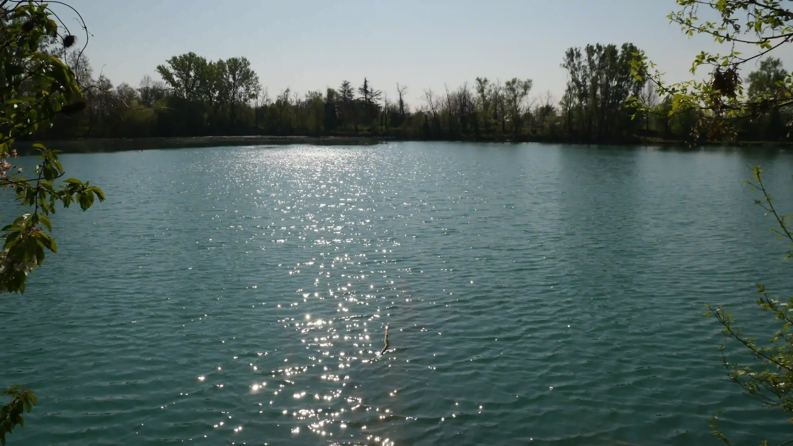 I tipici riflessi delle acque azzurre del laghetto