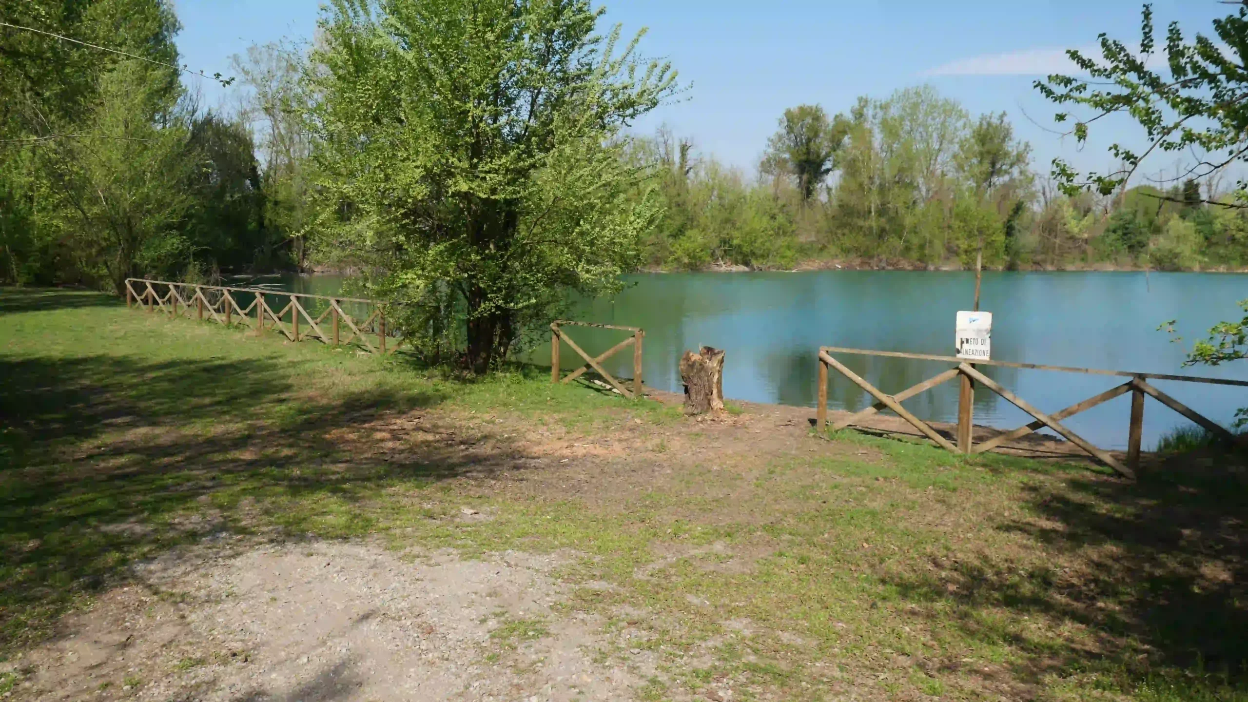 L'area ombreggiata per i picnic in riva al laghetto